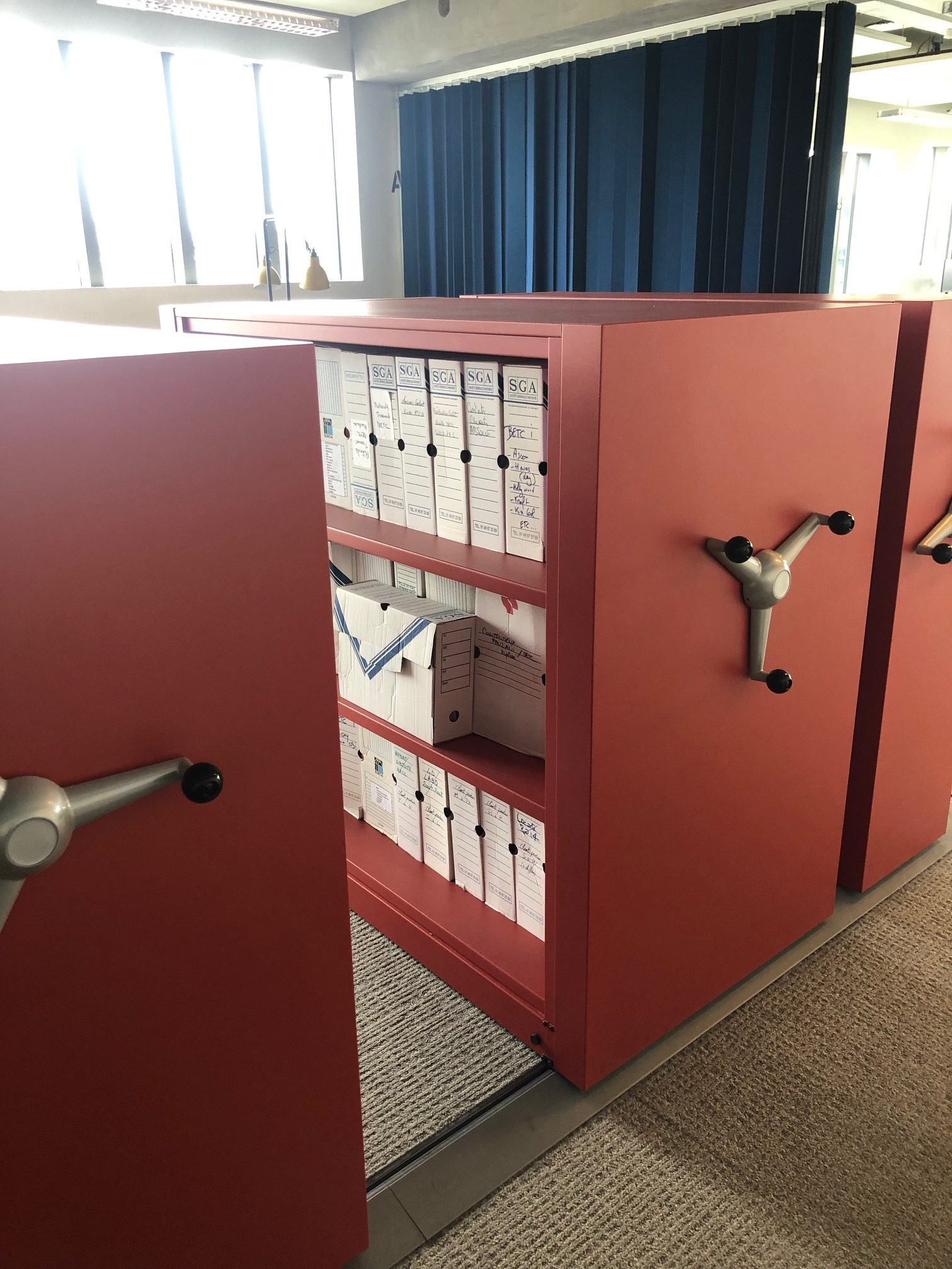 Compactus, rayonnage sur rails pour dossier et boites d'archives